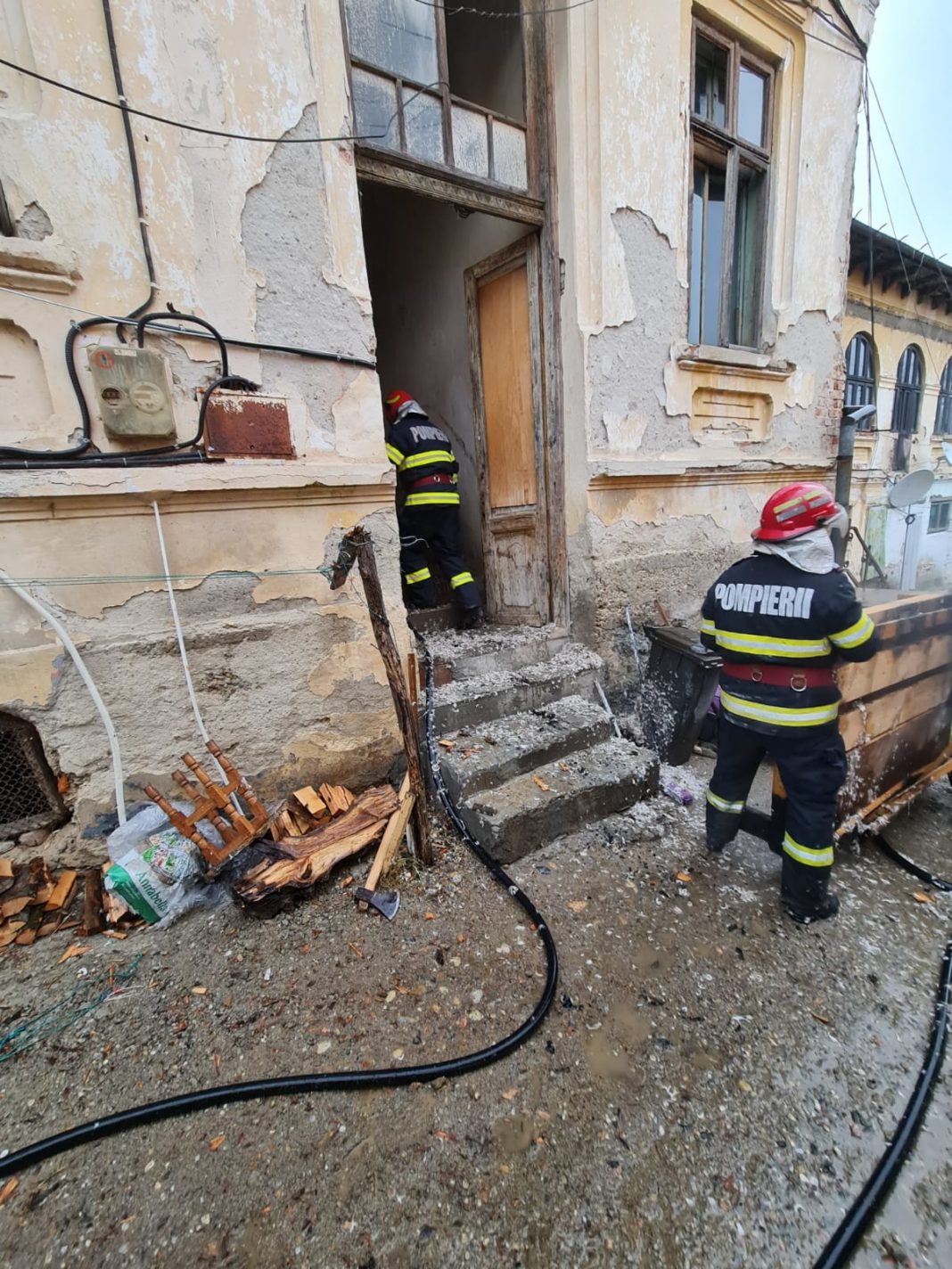 Cauza probabilă, stabilită în urma cercetărilor preliminare, este producerea unui scurtcircuit electric