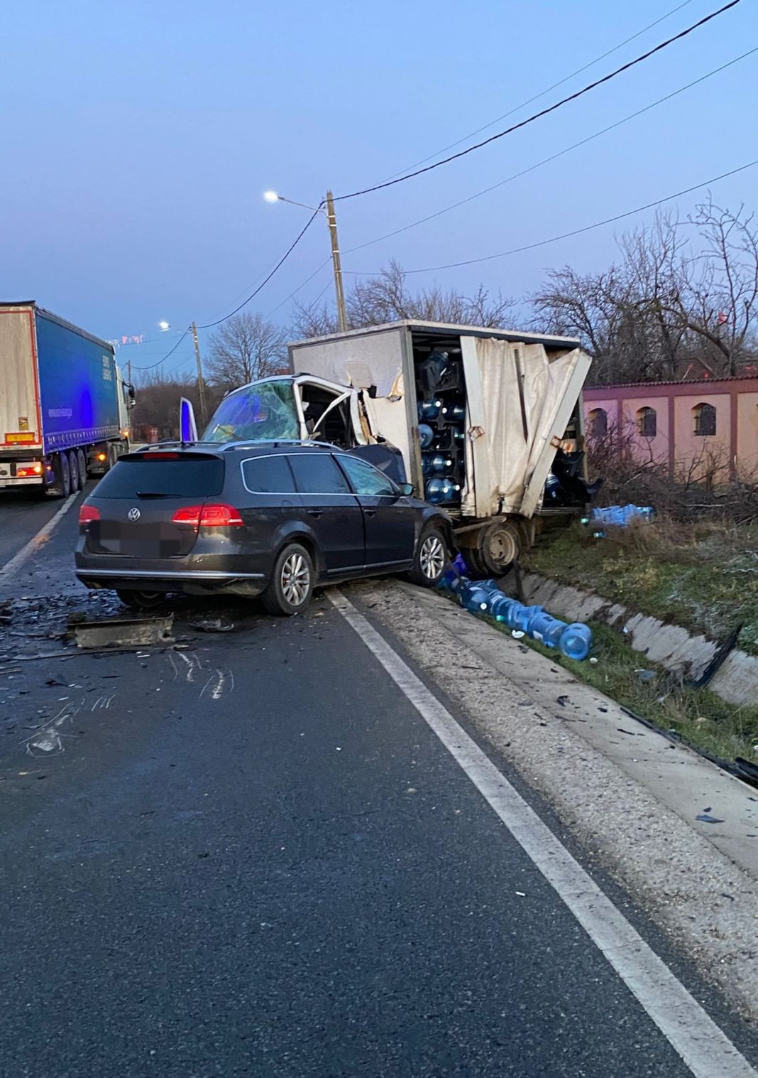 Cei doi conducători auto au fost transportaţi la spital pentru acordarea de îngrijiri medicale