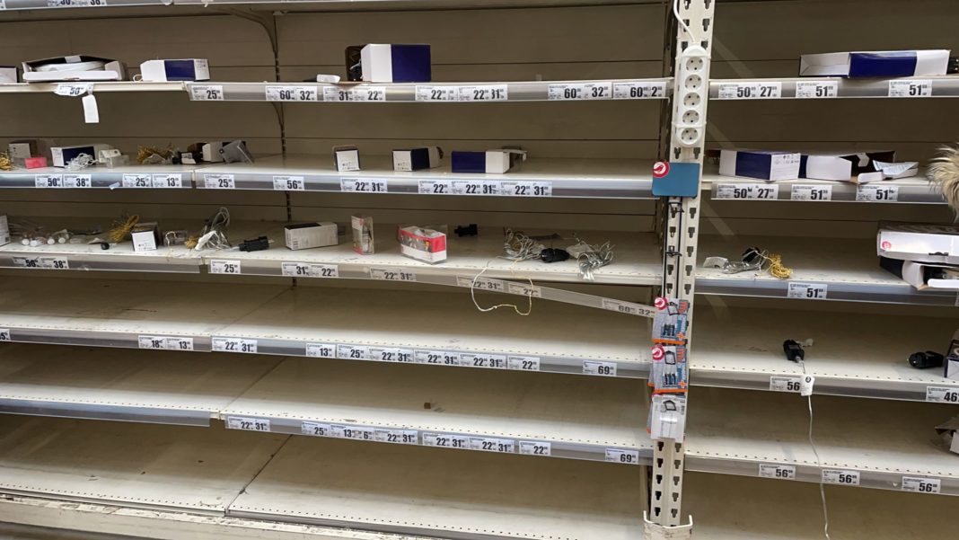 Rafturile cu decoraţiuni de Crăciun, goale