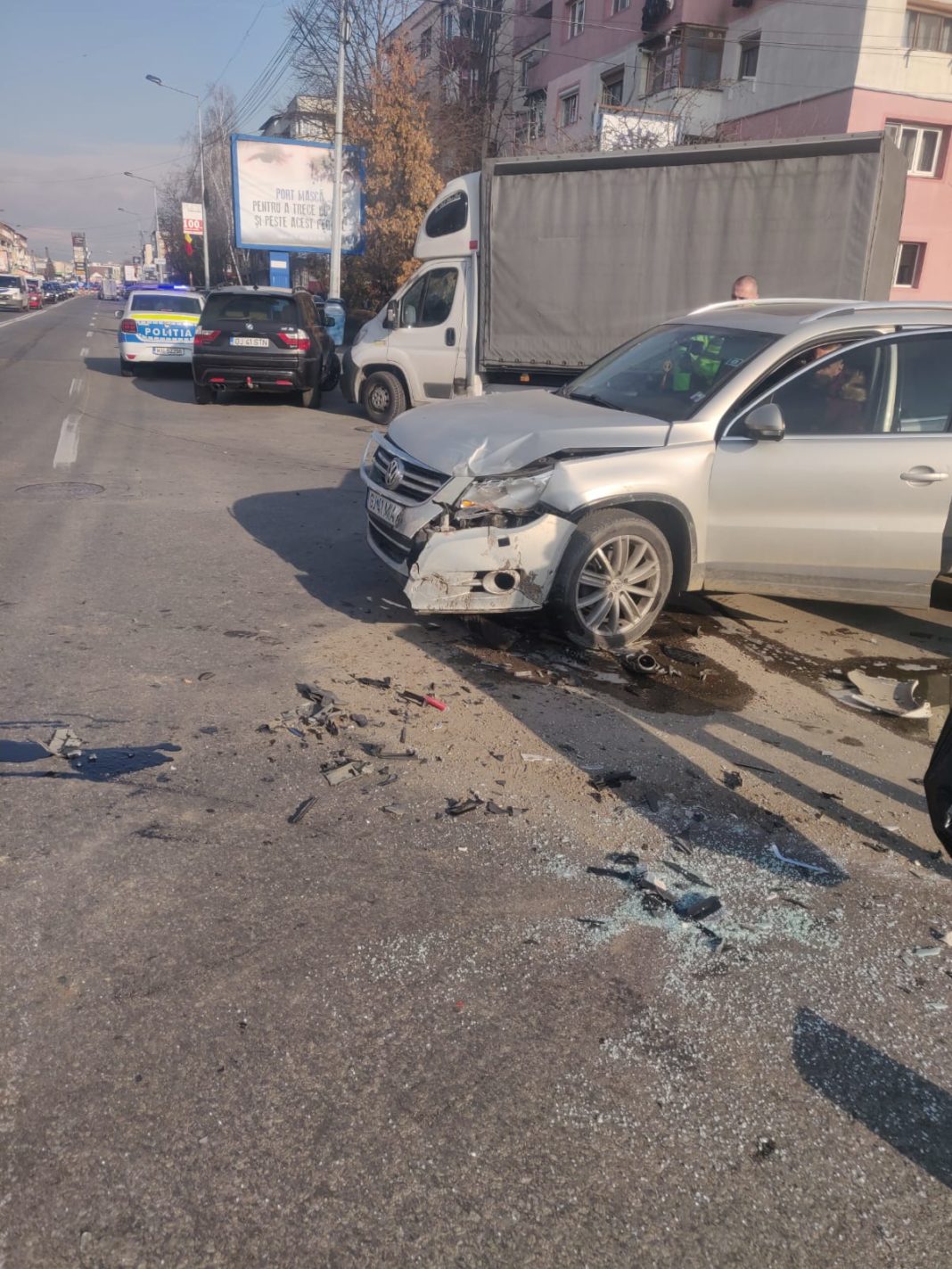 Trei mașini au fost avariate vineri în urma unui accident rutier produs la Târgu Jiu. Evenimentul rutier a avut loc la intersecția străzilor Victoriei și Agriculturii.