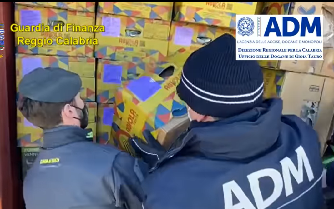(VIDEO) Cocaină de un miliard de euro ascunsă printre banane, descoperită într-un port din Italia