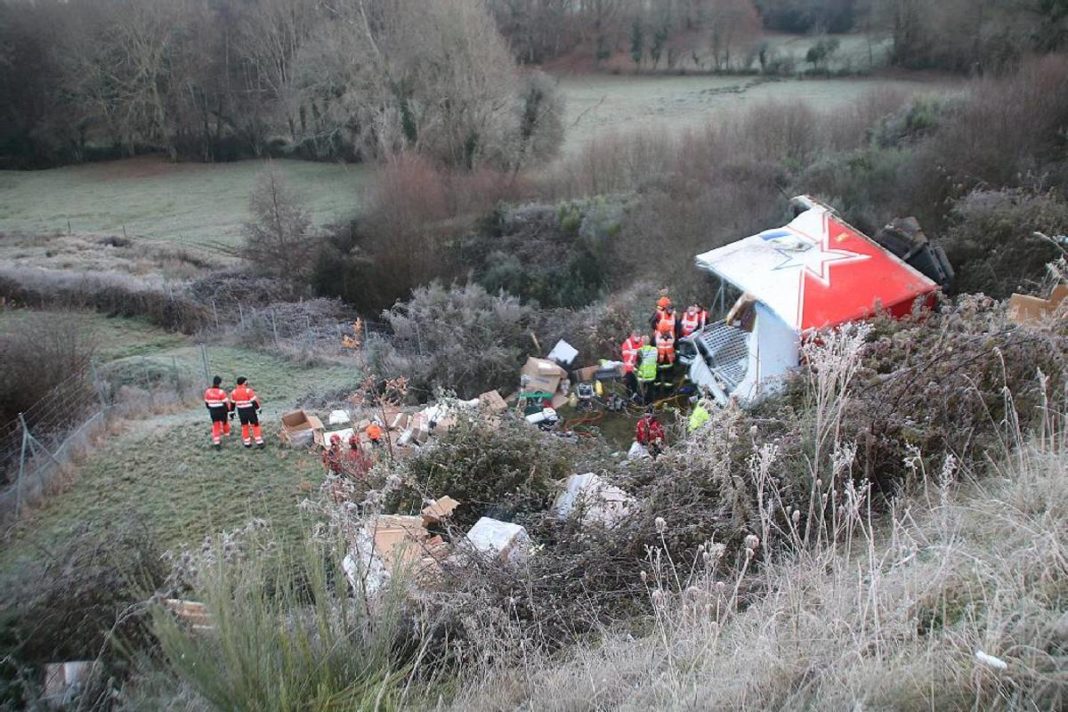 Doi români în stare gravă după ce au căzut cu TIR-ul într-o râpă, în Franţa