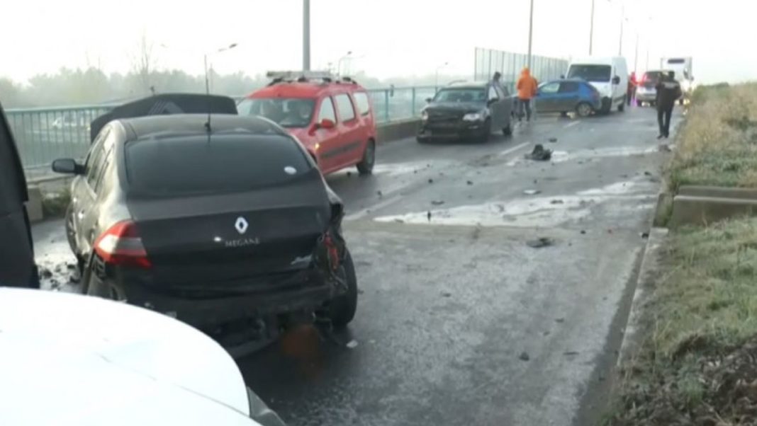 Accident în lanț cu cel puţin 20 de mașini implicate, în București