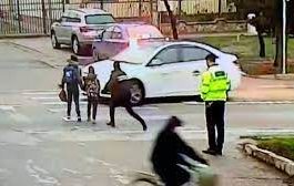O șoferiță a fost la un pas să calce doi copii pe trecere de pietoni, în fața unui polițist local