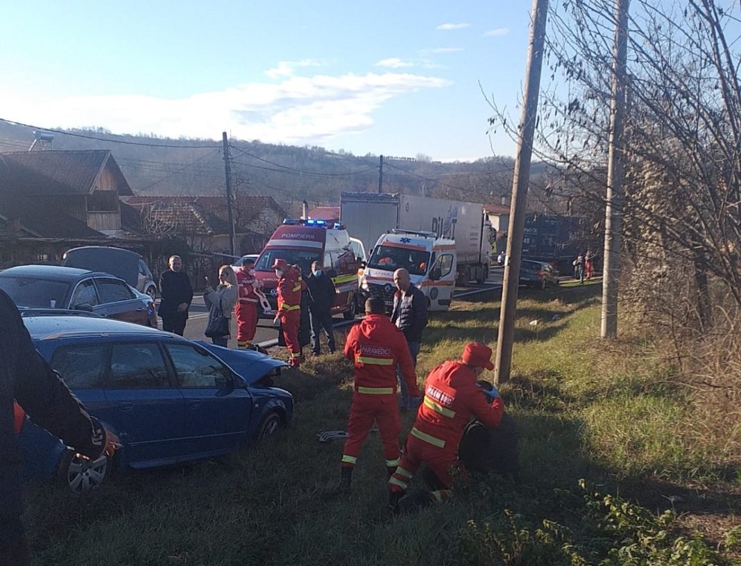 Accident cu patru autoturisme pe DN 7, la Golești
