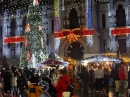 „Lumi magice” la Craiova. Beculețele festive s-au aprins în oraș, iar căsuțele de poveste vă așteaptă cu bunătăți
