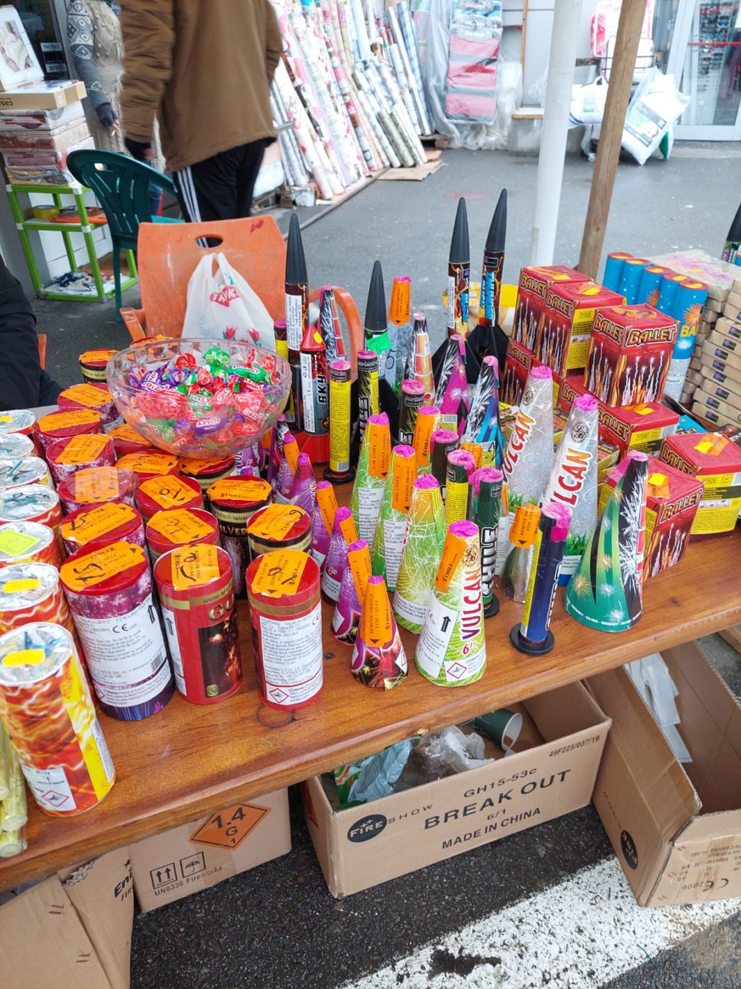 Bate vântul la artificii, poliţia face controale