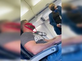 Bărbat dat jos din avion pentru că purta chiloți în loc de mască de protecție