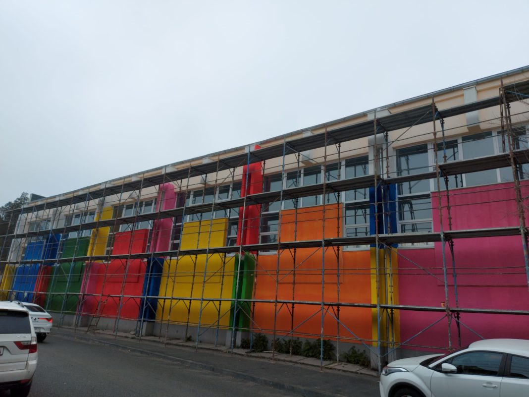 Curcubeul de la bazinul de înot al Colegiului 