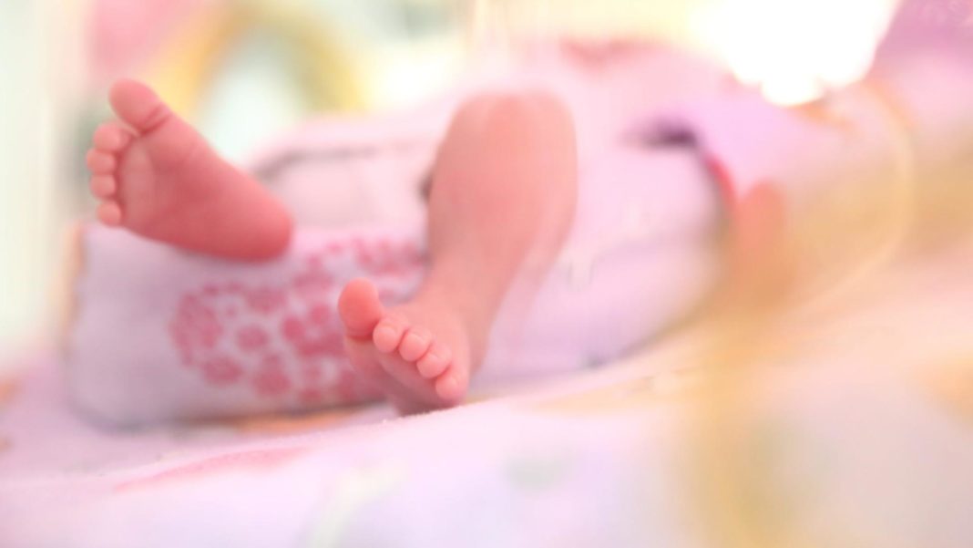 Bebeluș de un an cu suspiciune de Omicron, internat la Pitești