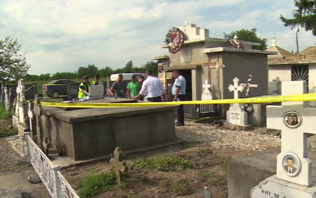 Au jefuit, într-o noapte, 13 cavouri din cimitirul unei comune