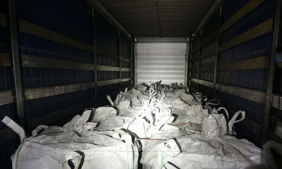 Peste 47 tone deşeuri au fost oprite la intrarea în ţară de poliţiştii de frontieră din Bihor