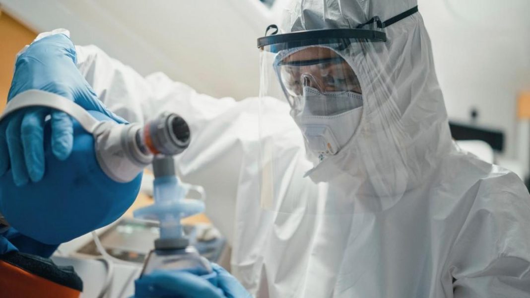 Cei doi români confirmați cu Omicron, în stare foarte bună