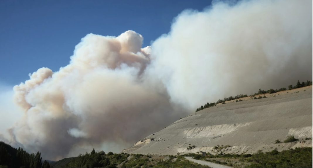 Fumul de la un incendiu în Paraje Villegas, provincia Rio Negro, se poate observa de la sute de kilometri