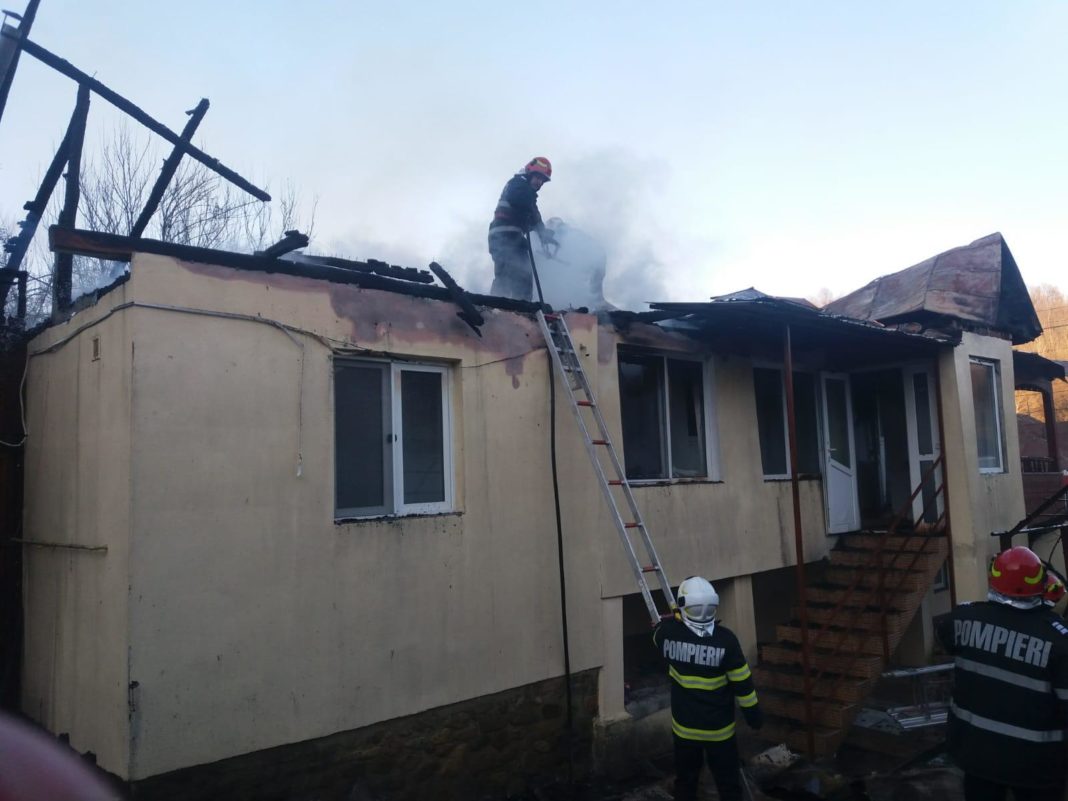 Incendiu la o casă din Godinești