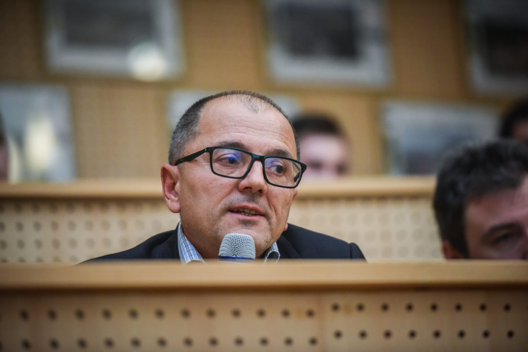 Directorul Camerei de Comerţ Sibiu, Eugen Iordănescu, a fost reţinut de către procurori pentru 24 de ore (Foto: Turnul Sfatului Sibiu)