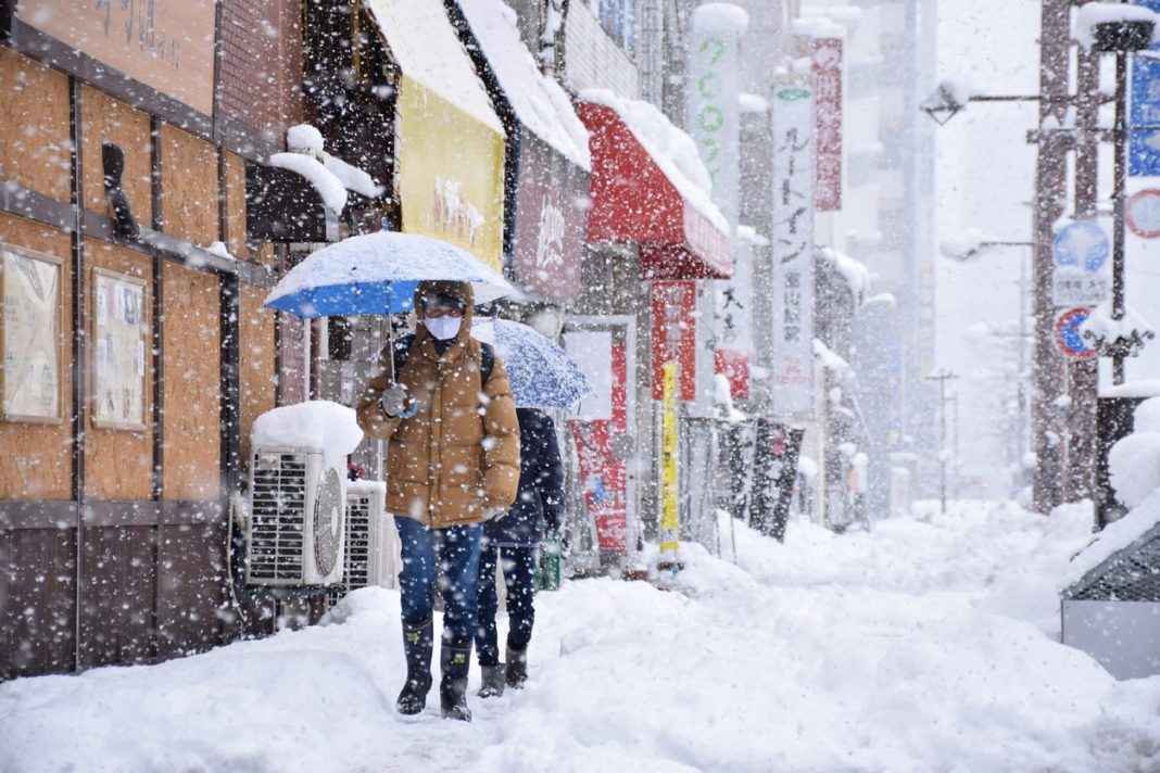 Japonia, paralizată de ninsorile abundente