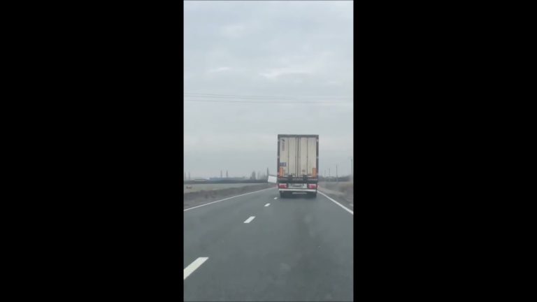 (VIDEO) Șofer de TIR, băut bine, oprit de alți conducători auto