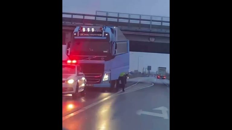 (VIDEO) Polițist, filmat cum îndreaptă pistolul către un șofer de tir