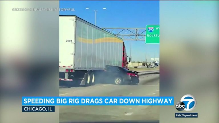 (VIDEO) Un camion circula cu un o mașină blocată sub el