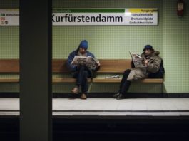 Oamenii străzii pot dormi în metroul din Berlin doar dacă au certificat verde