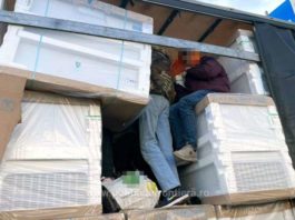 26 de migranţi, găsiţi ascunşi într-un camion cu frigidere