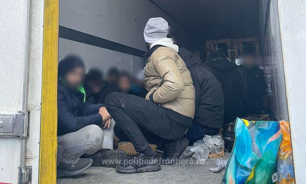 29 de migranți din Siria și Irak, găsiţi ascunşi într-un TIR de marfă