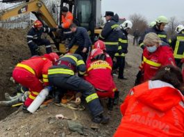 Un muncitor a murit după ce a fost prins sub un mal de pământ, la Urlaţi