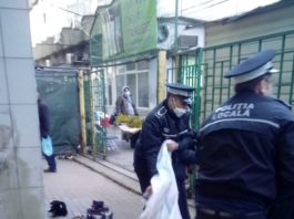 Polițiștii locali, „atac“ în Piața Centrală. I-a luat pe sus pe comercianții care vând ilegal produse second hand pe trotuare.