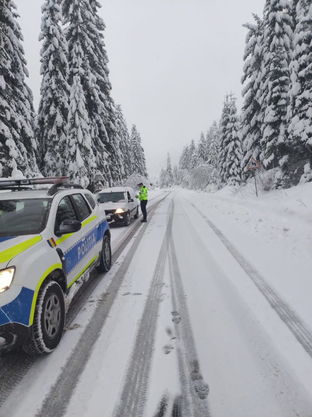 Polițiștii din Brezoi au oprit un TIR condus de un bărbat cercetat pentru furt calificat și au descoperit probe compromițătoare