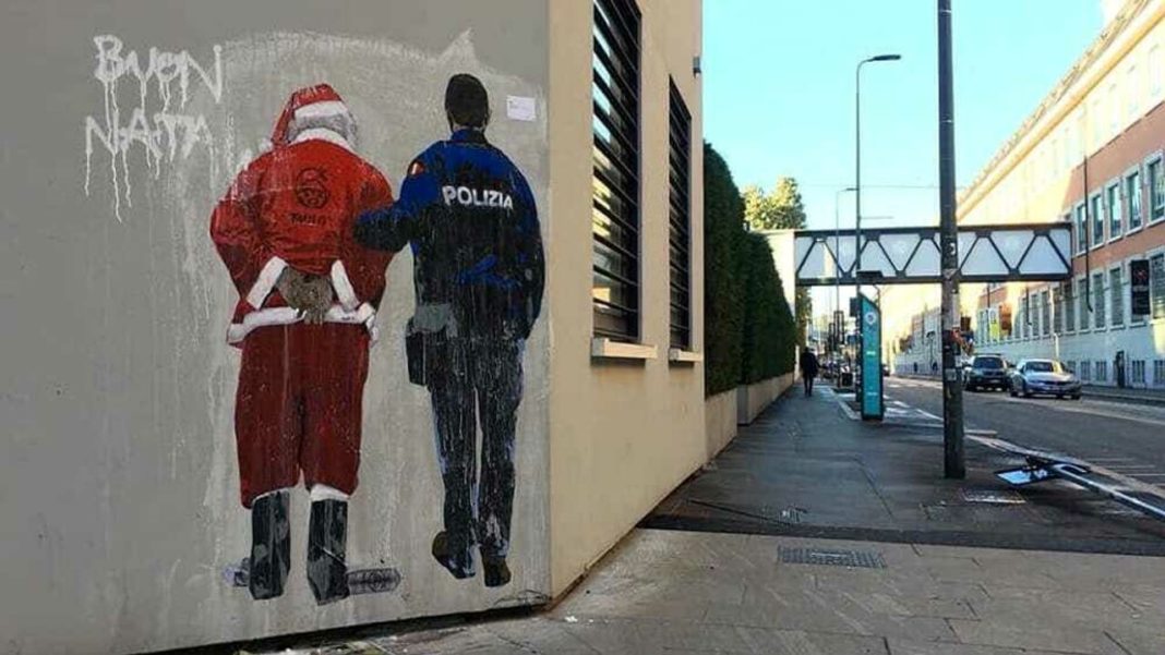 Un român îmbrăcat în Moș Crăciun și înarmat cu un cuțit a blocat o stradă din Milano