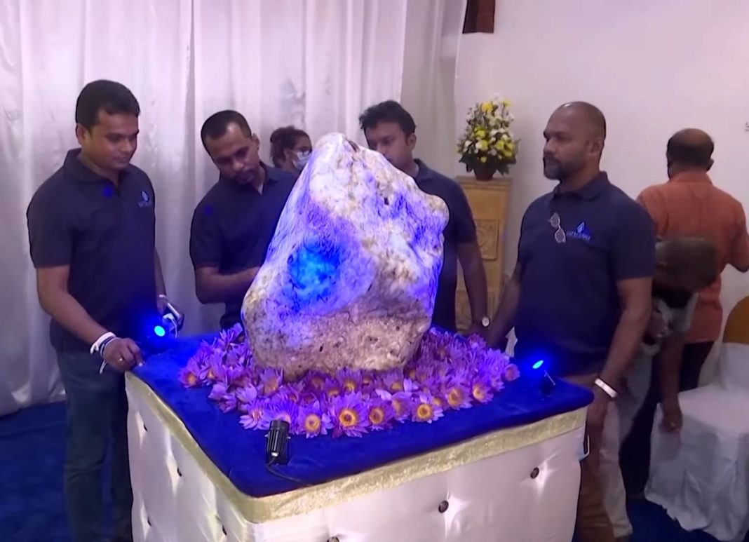 Un safir albastru de 310 kg a fost descoperit în Sri Lanka