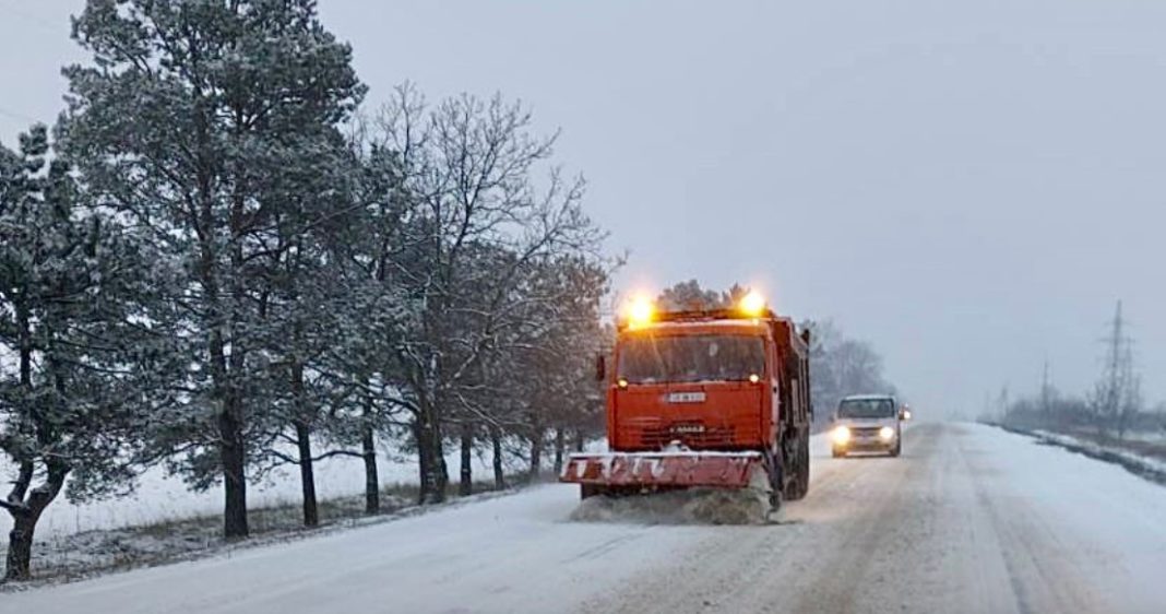 Șoselele vor rămâne înzăpezite în această iarnă dacă drumarii nu își vor primi măririle de salarii pe care le merită