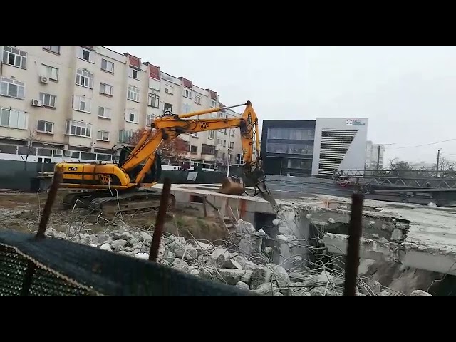 (VIDEO) Bloc de pe Calea Bucureşti, demolat până la fundaţie. Ce s-a întâmplat