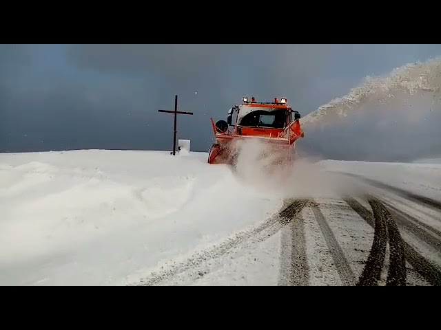 (VIDEO) Gorj: Mai multe utilaje de deszăpezire intervin la Rânca