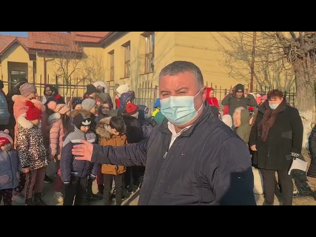 Scandal la Valea Stanciului: Școlile au fost închise și copiii l-au așteptat în frig pe Moș Crăciun
