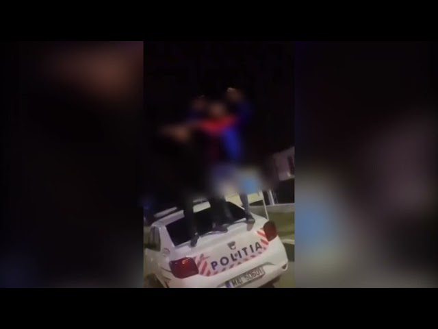 (VIDEO) Adolescenți, cercetați, după ce au dansat pe mașina poliției