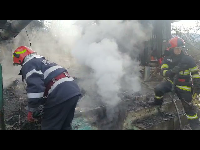 (VIDEO) Unui vâlcean era să-i ia casa foc de la afumătoare