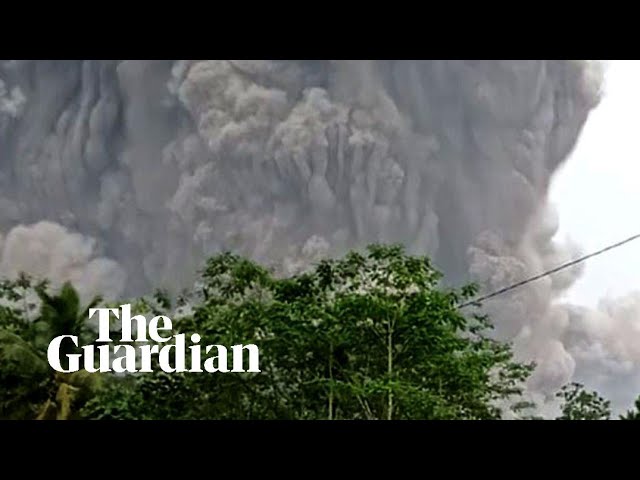 (VIDEO) Bilanţul erupţiei vulcanului Semeru din Indonezia a ajuns la 13 morţi
