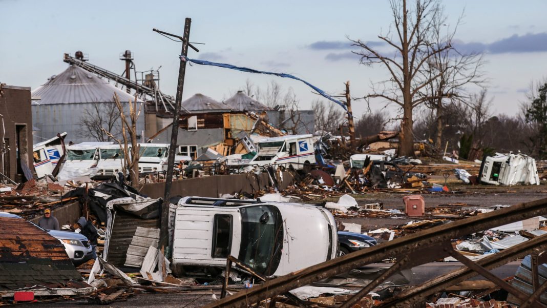 Peste 100 de morţi după ce şase state americane au fost lovite de zeci de tornade
