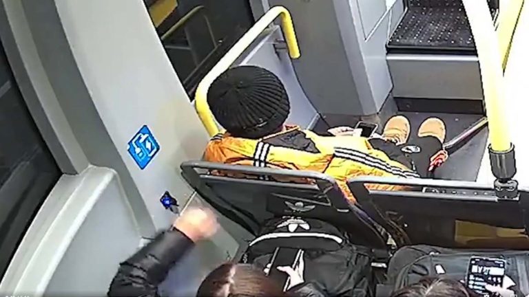 Tramvai de două milioane de euro, vandalizat de două tinere