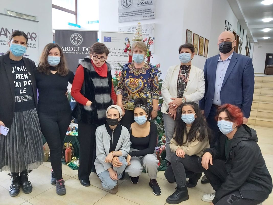 Decorațiuni handmade făcute de tinerii cu autism, expuse la Baroul Dolj