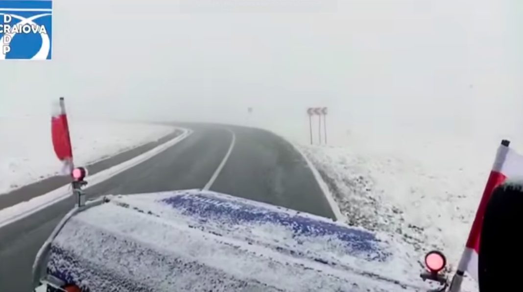 La altitudini mai mari de 1700 m va ninge, vântul va avea intensificări susținute cu rafale de peste 90...100 km/h și va fi viscol