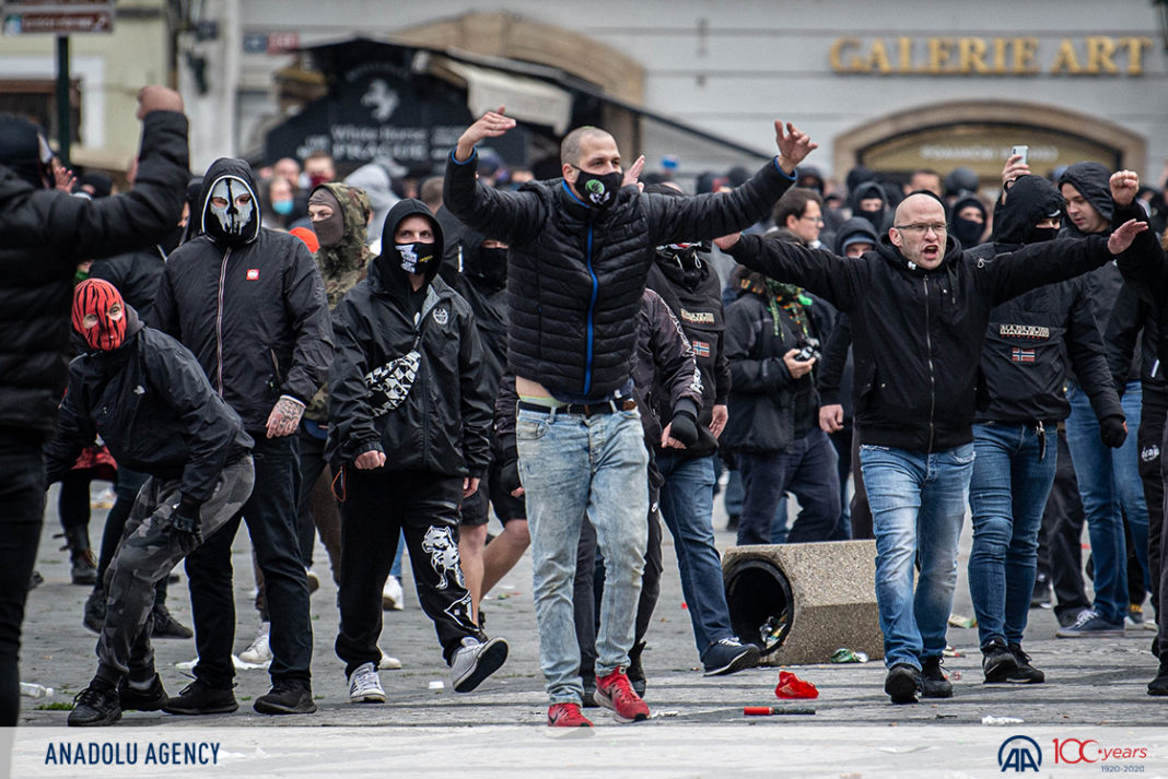 Mii de cehi au protestat la Praga împotriva restricțiilor COVID