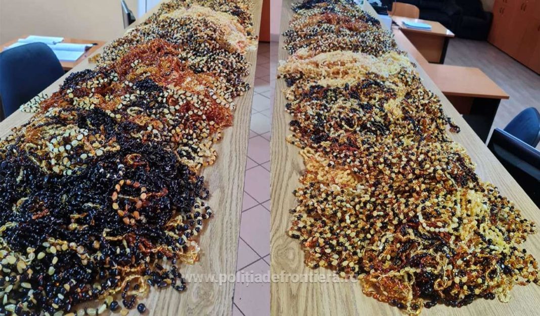 A fost luată măsura reținerii bunurilor, în vederea confiscării şi expertizării acestora pentru a se stabili autenticitatea și valoarea lor