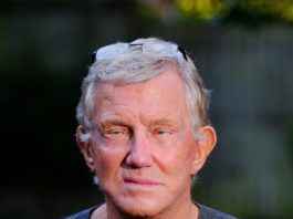 Pete Broadhurst, în vârstă de 79 de ani, vrea să-i avertizeze pe alții despre pericolele chirurgiei plastice