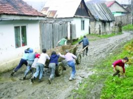 Botoşani: Aproximativ 600 de elevi se află în situaţia risc de abandon şcolar