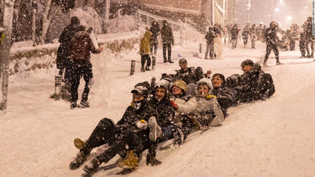 Copiii se joacă în zăpadă în cartierul Kucukcekmece din Istanbul