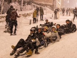 Copiii se joacă în zăpadă în cartierul Kucukcekmece din Istanbul