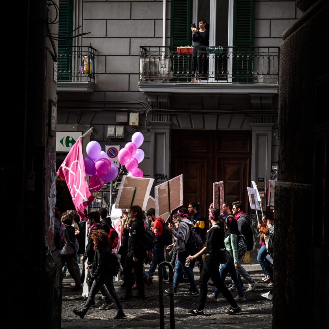 Un marș de Ziua Internațională a Femeii la Napoli. Consilierul de muncă al orașului, Chiara Marciani, a condamnat ca „absurd” anunțul de angajare prin care se solicita fotografii ale candidaților în costum de baie